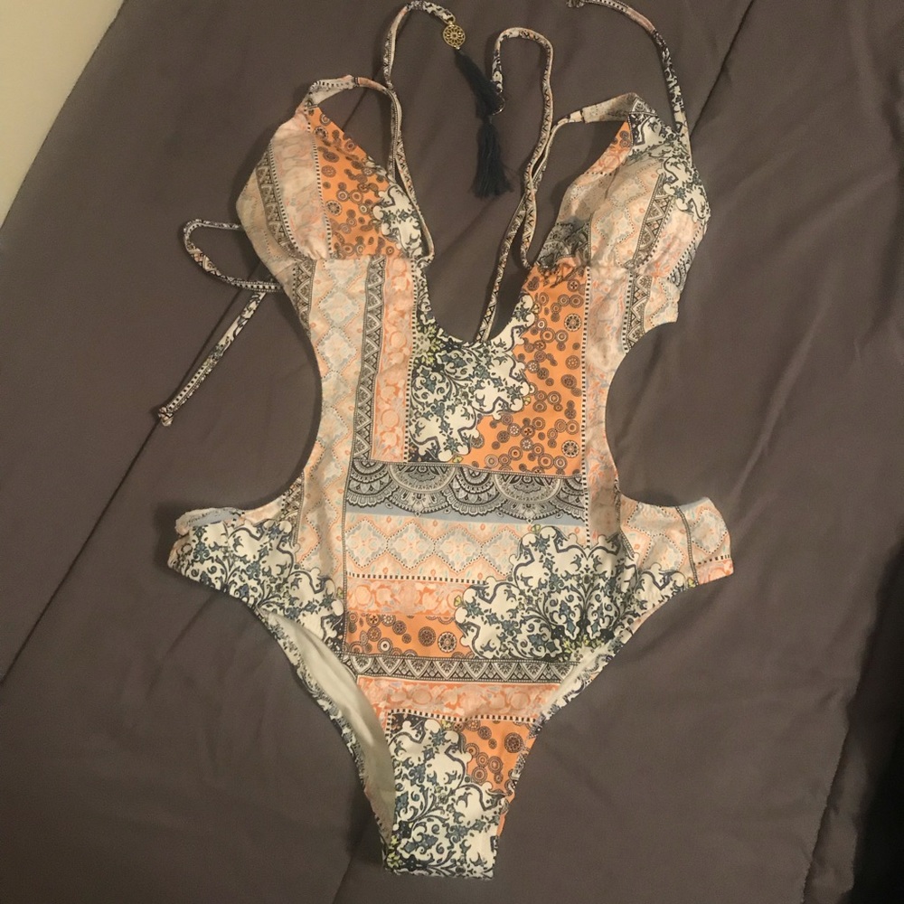 NEW w/Tags H&M Side Cut Out One Piece Swimsuit Sz6